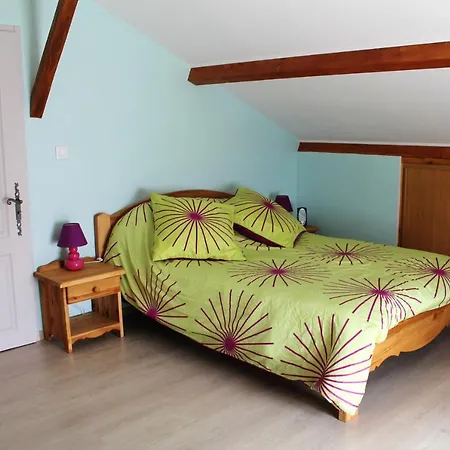 בית נופש Maison De 3 Chambres Avec Jardin Clos Et Wifi A Jonzac *