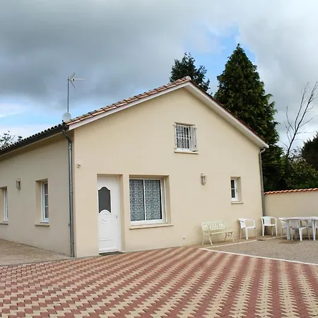 Maison De 3 Chambres Avec Jardin Clos Et Wifi A Jonzac ז'ונזאק